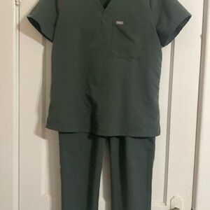 Figs medium scrub top and medium petite scrub bottoms